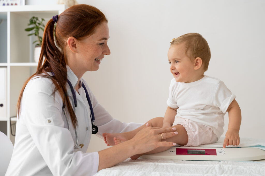 Pediatra – czym się zajmuje i kiedy zgłosić się z dzieckiem do lekarza?